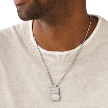 Ανδρικό κολιέ Emporio Armani EGS3078040 με ατσάλινη αλυσίδα σε ασημί χρώμα και κρεμαστή ταυτότητα σε ασημί χρώμα, φορεμένο.